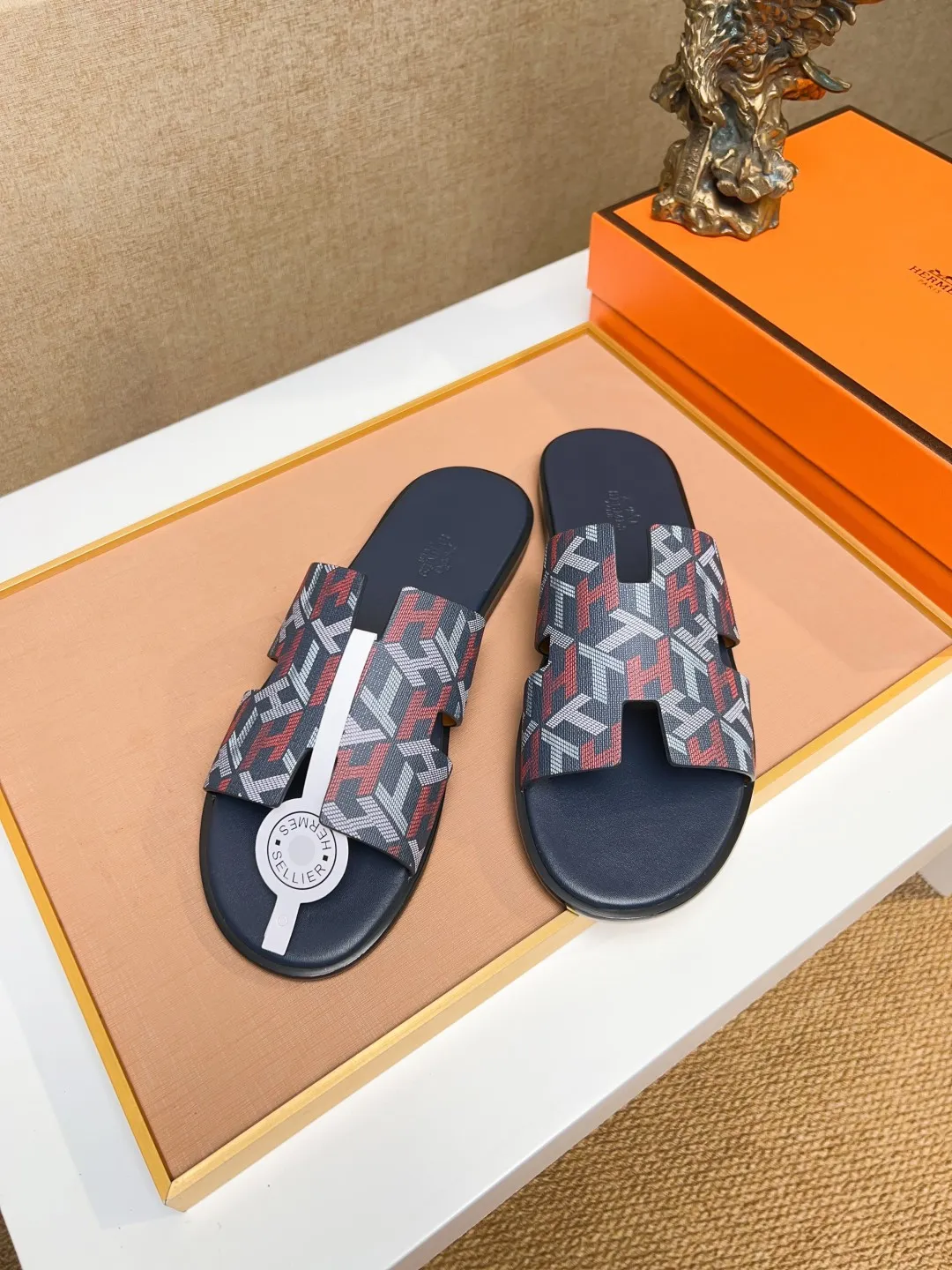 Men's clothing and shoes 💰280 💅💅💅 new arrival. Hermes Hermes official website latest counter synchronized new oran color leather H slippers, the original Paris version flew back to the original model and opened the mold to make it perfectly🍌The highest quality Sincerity, you can enter and leave the counter at will [Deyi] The upper is made of original customized  colored palm prints, crocodile print, ostrich print, colored cow leather, colored cow suede, 🤔 horse hair, 🥳 colored diamonds, 🥰 3D printing, and other genuine leather slippers, imported cow pattern foot pad lining, Italian  latest original genuine leather combination outsole Code number: 38-48 (customized at 46.47.48) Can be made into picture combination sole with genuine leather pattern and ordinary molded outsole